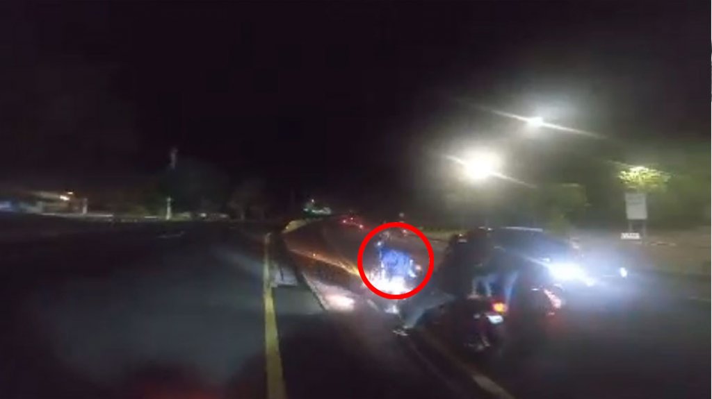  Video del momento en que motociclista se cae de su motora huy&eacute;ndole a la polic&iacute;a en Toa Baja 