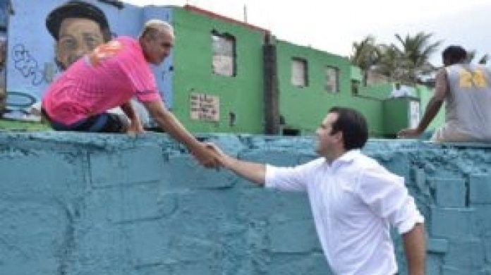 Gobernador visita comunidad La Perla, en San Juan para conocer necesidades, por paso del huracan Irma