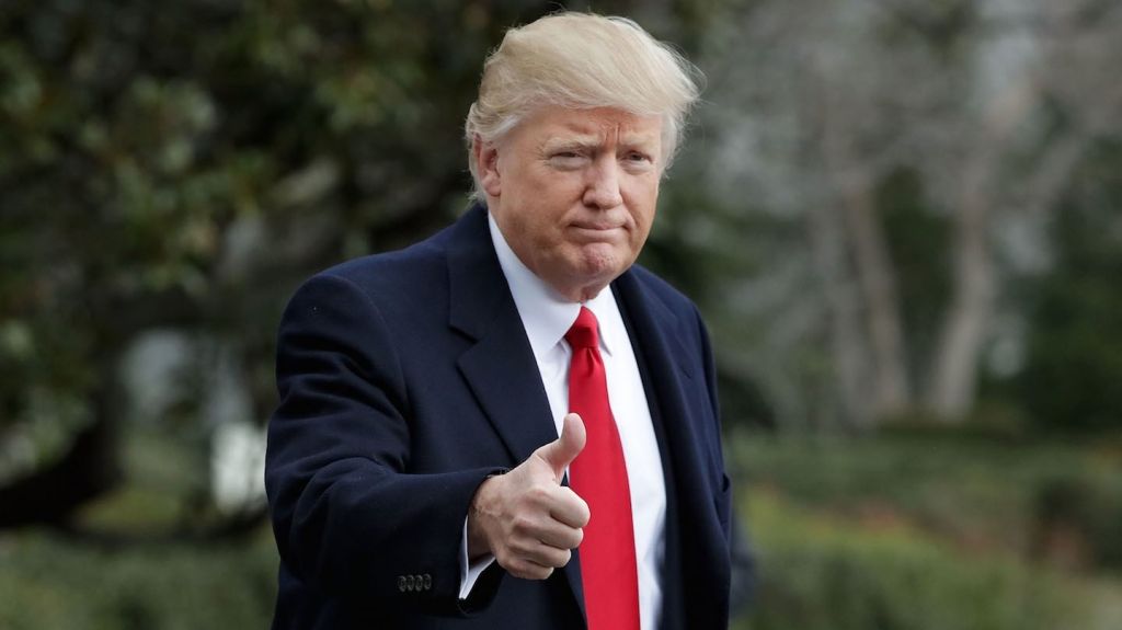  Trump analiza revocar credenciales a funcionarios de Obama 