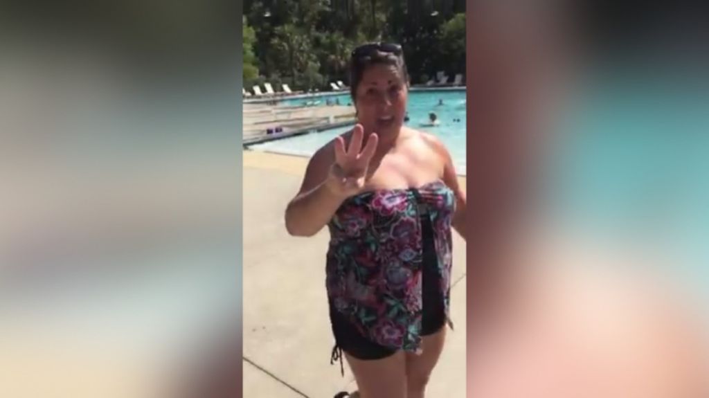  VIDEO: Mujer blanca golpea y acosa verbalmente a un adolescente afroamericano en una piscina 