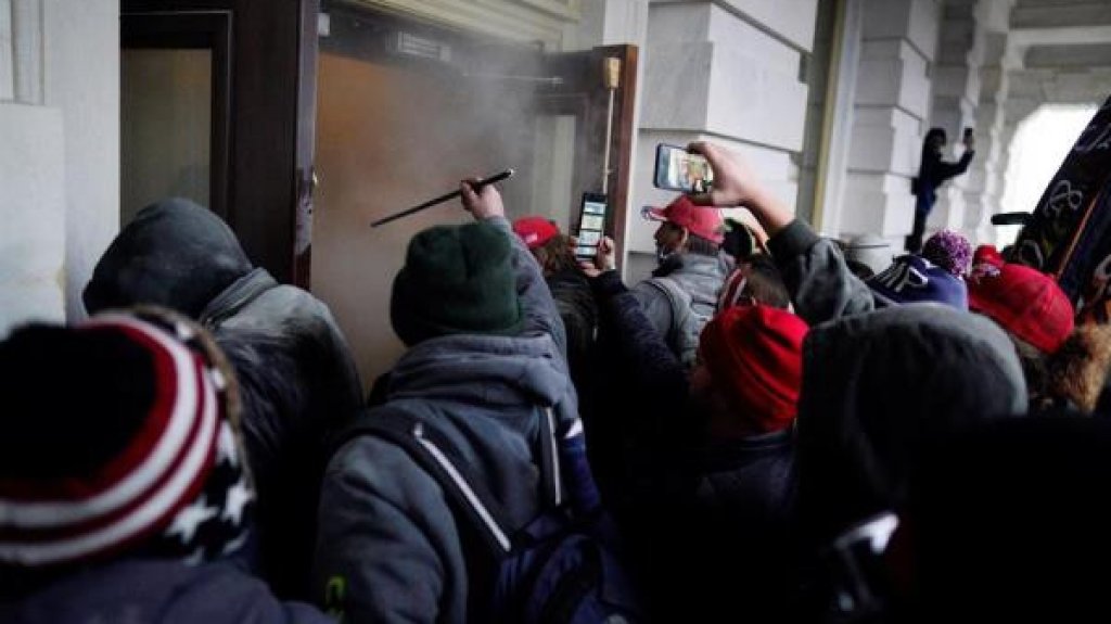  Cuatro muertos y 14 polic&iacute;as heridos durante el asalto al Capitolio de EE.UU. 