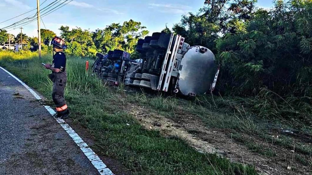  Fotos: Cami&oacute;n que transportaba gasolina se vira en carretera de Aguadilla 
