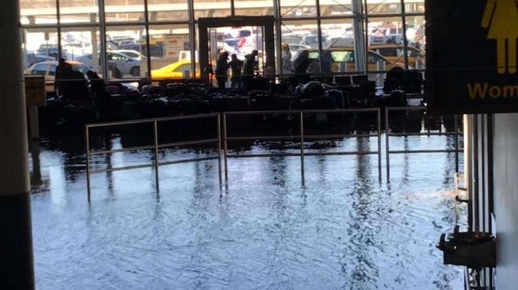  Video:&nbsp;Una fuga de agua inunda una parte del aeropuerto JFK de Nueva York 