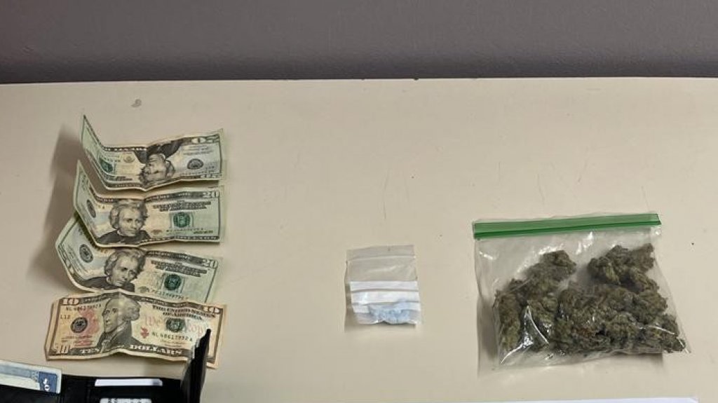  Fotos: Ocupan veh&iacute;culos robados y con drogas en su interior en residencial de Caguas 