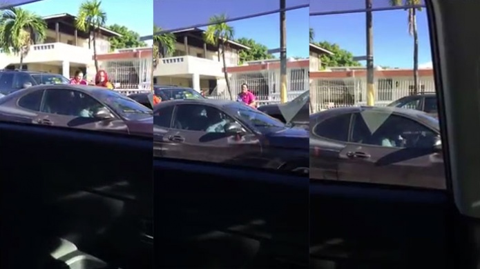 Vecinos de urbanizaciÃ³n publican video de hombre que detuvieron y que alegadamente robo en la guagua de una mujer 