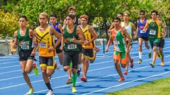 Sobre 500 atletas participan en clasificatorio de atletismo juvenil en el Parque Central de San Juan