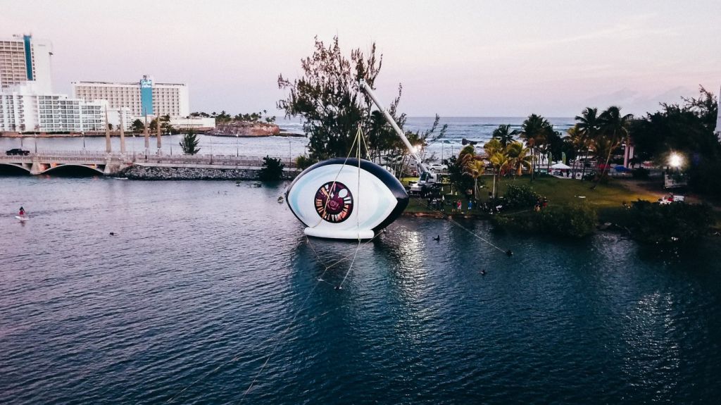  Bad Bunny sorprende con instalaci&oacute;n de ojo gigante en la laguna del Condado 