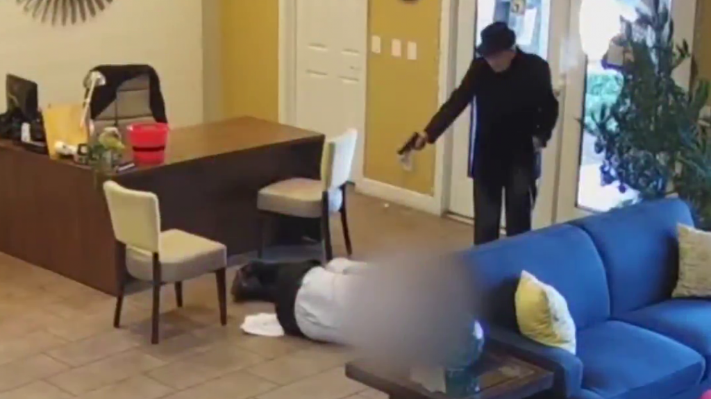  VIDEO: Un anciano de 93 a&ntilde;os balea dos veces a un hombre, molesto por los da&ntilde;os en su departamento de Las Vegas 