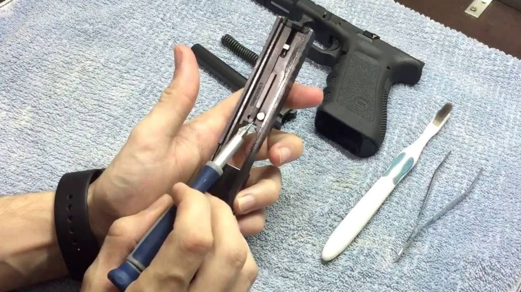  Hombre se da un tiro mientras limpiaba su arma 