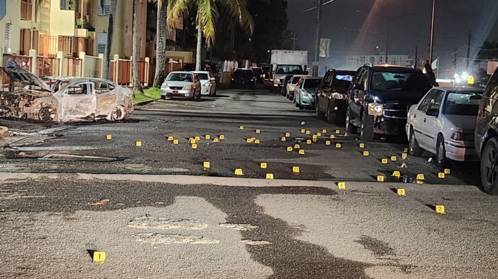  Tirotean varios veh&iacute;culos y le prenden fuego a otro en Guaynabo 
