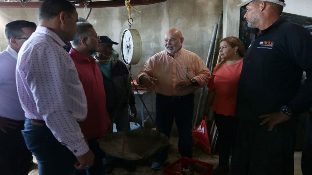  &lsquo;Johnny&rsquo; M&eacute;ndez busca soluciones a problem&aacute;tica de pescadores de la regi&oacute;n sur 