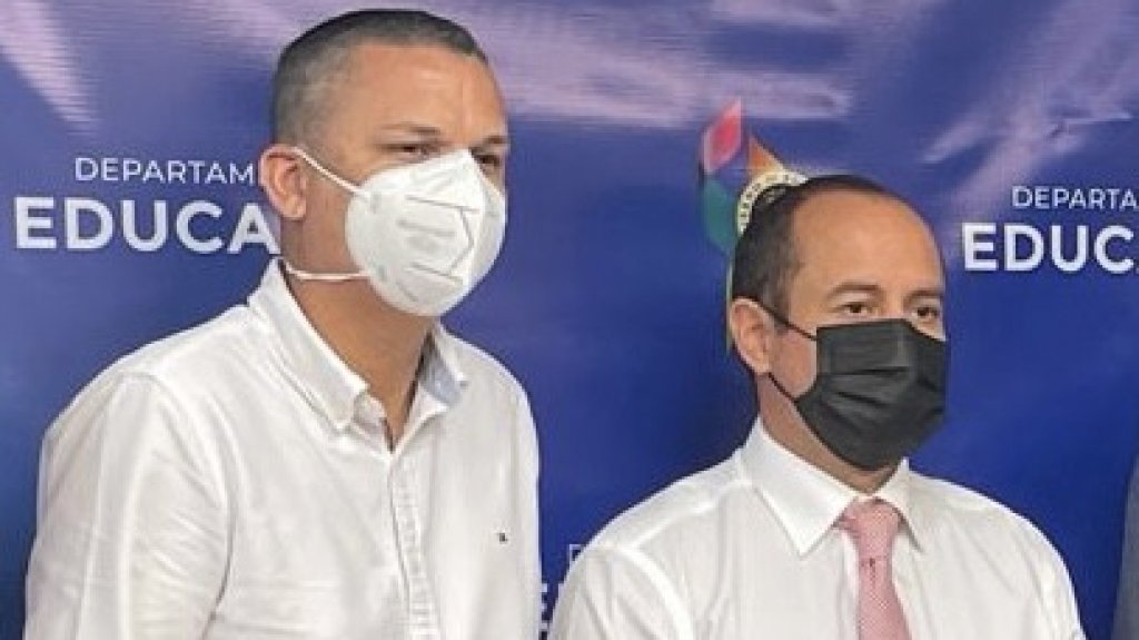  Alcalde de Gu&aacute;nica firma contrato con el DE para la reparaci&oacute;n de dos escuelas afectadas por terremotos 