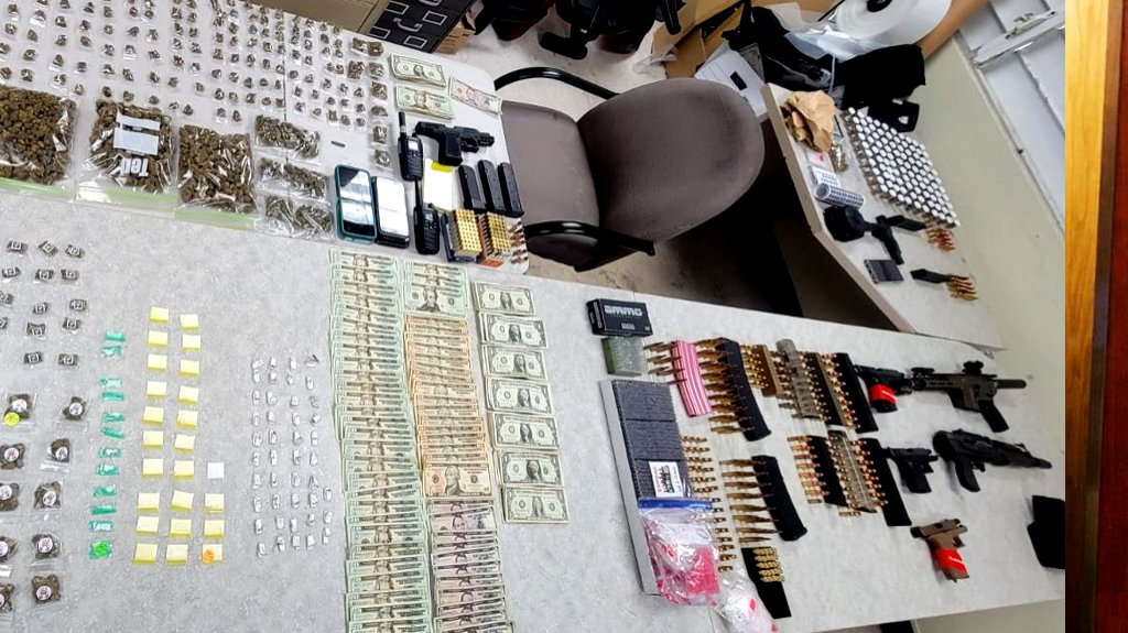  La polic&iacute;a incauta armas, drogas y arresta a varios personas en residenciales de Manat&iacute; 