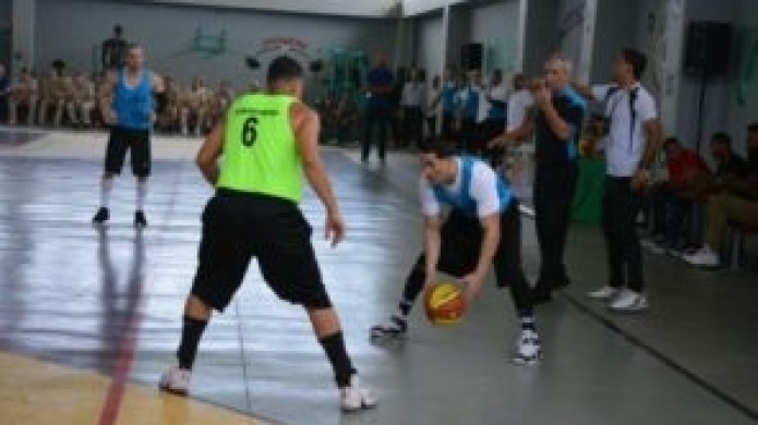 Secretario del DCR inaugura proyecto "Llena las canchas y no las cÃ¡rceles" en instituciÃ³n de BayamÃ³n