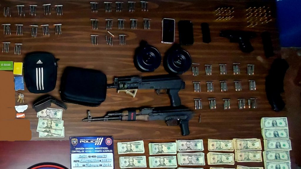  Dos arrestados con rifles, municiones, drogas y dinero durante allanamiento en Fajardo 