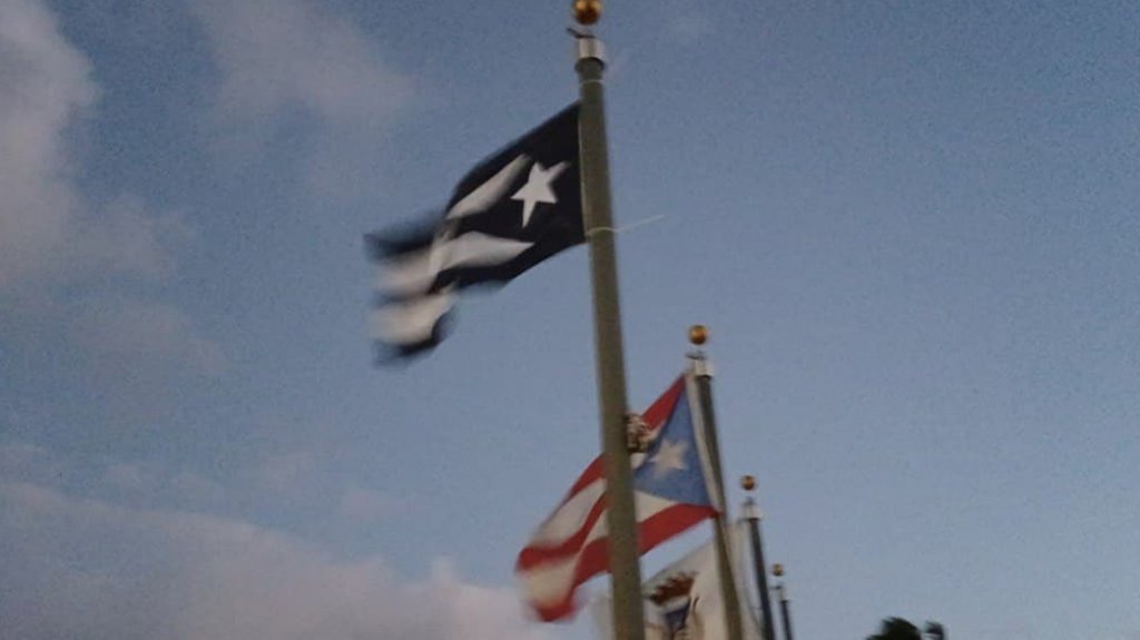  Cambian banderas de EEUU en entrada al VSJ 