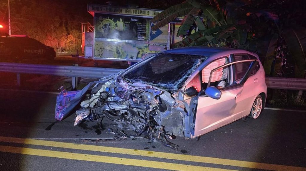  Vivo de milagro conductor que choco con poste en Añasco 