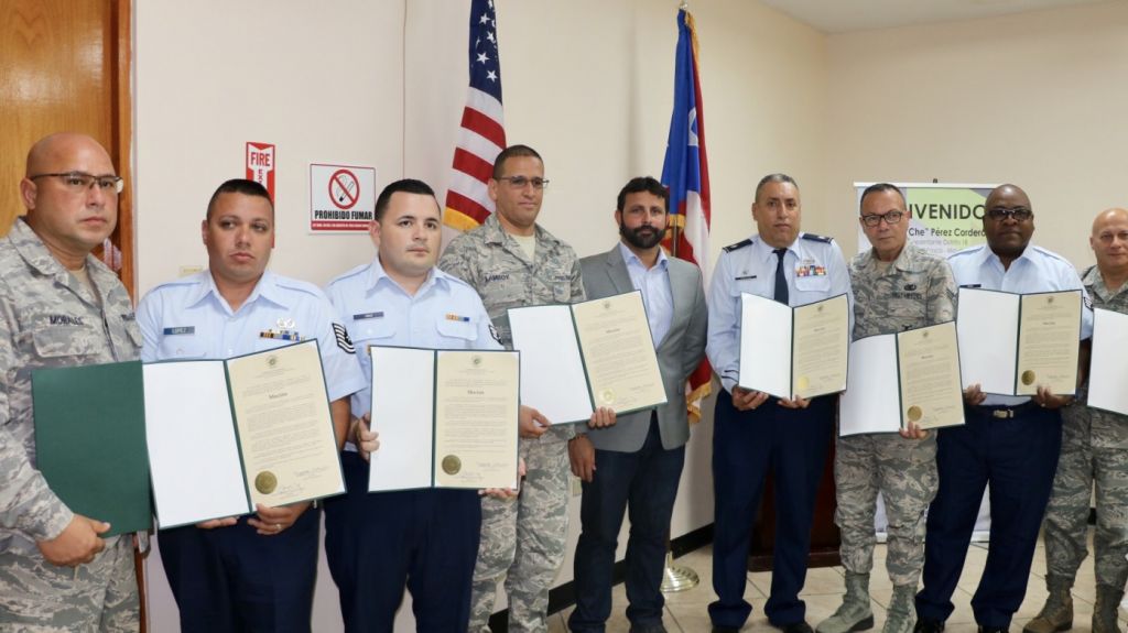  Reconocen voluntarios y h&eacute;roes de las comunidades por su labor social 