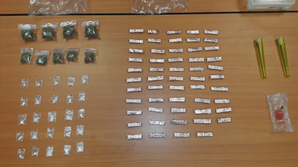  Polic&iacute;as municipales de Manat&iacute; ocupa drogas en residencial publico 