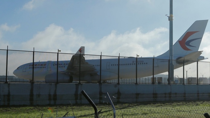 Un aviÃ³n aterriza de emergencia en SÃ­dney debido a un enorme agujero en un motor (Fotos)