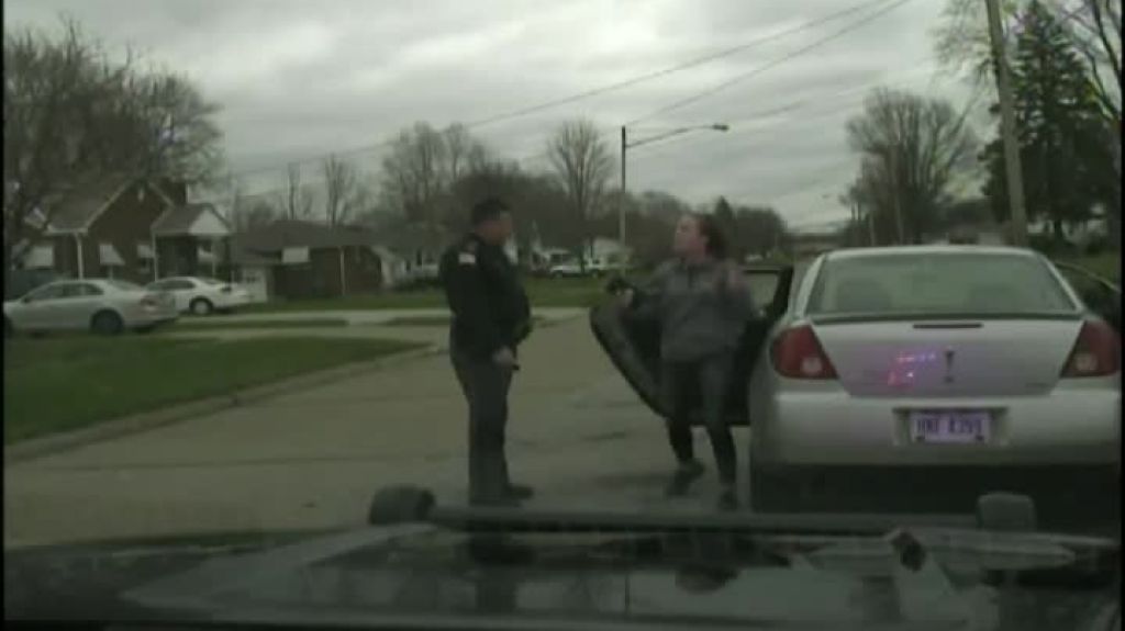  Video: Despiden a polic&iacute;a de Ohio por detener al novio de su hija 