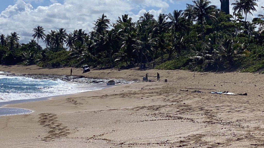  Encuentran una yola abandonada en playa Caracoles en Arecibo 