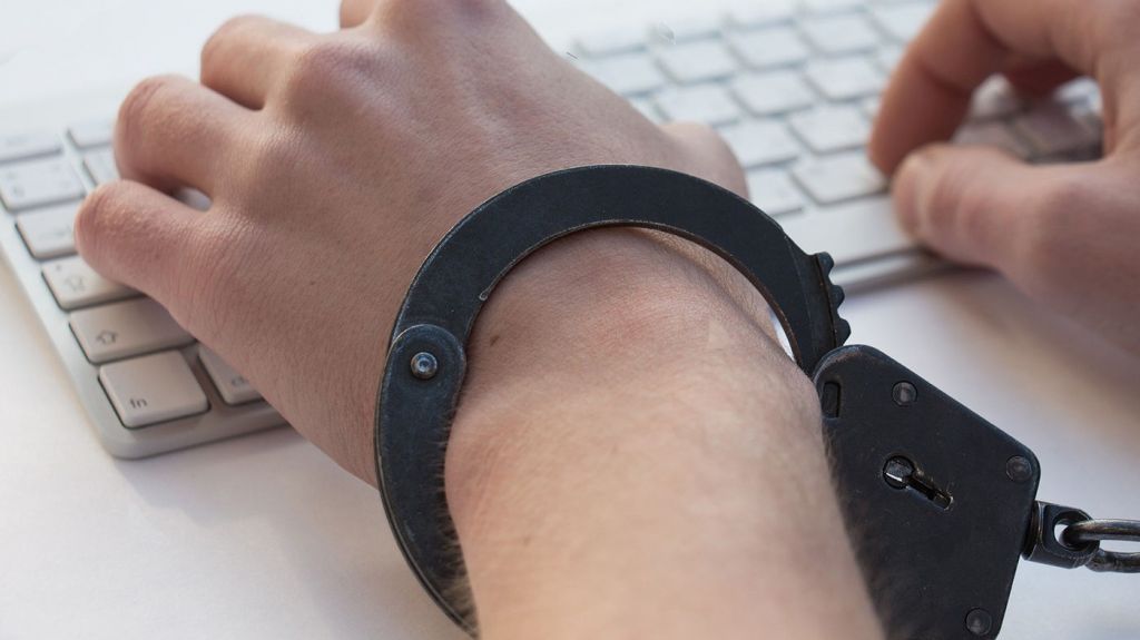  Muere durante falsa acusaci&oacute;n de posesi&oacute;n de pornograf&iacute;a infantil 