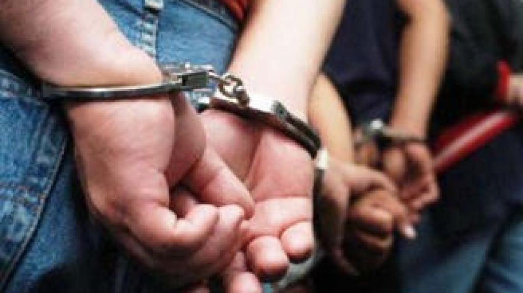  Arrestan a hombre y mujer en pleno robo en Pe&ntilde;uelas 
