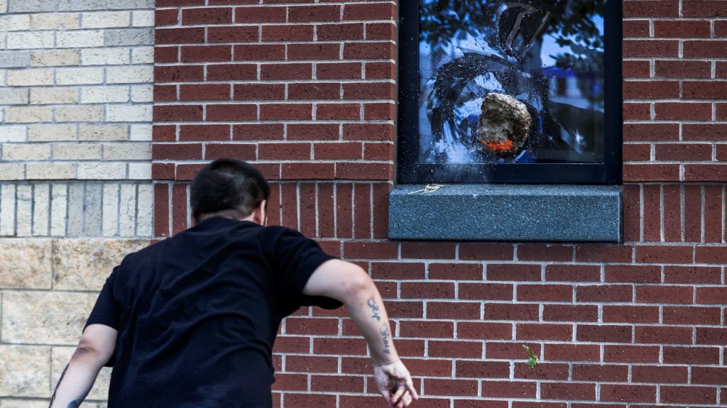 Vea video: Las protestas se recrudecen en Mine&aacute;polis por la muerte de un hombre a manos de polic&iacute;as 