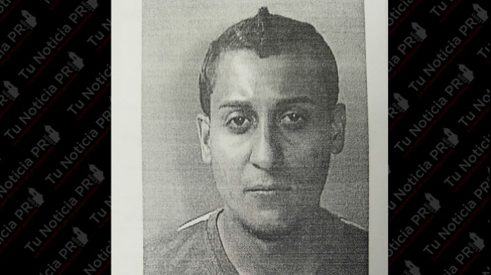 Dejo el carro prendido para abrir los portones de la marquesina y este hombre se lo robo