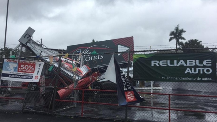 Fotos y Video: AsÃ­ quedo un Dealer de Caguas al caerle encima un "Biil Board"  