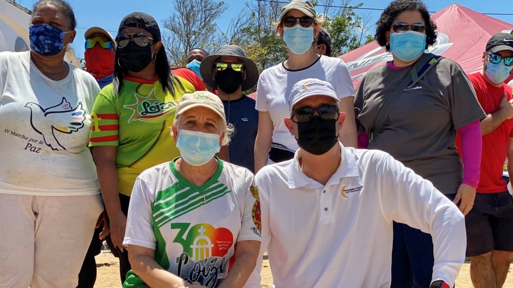  Vuelven a recoger miles de libras de basura en playas de Lo&iacute;za 