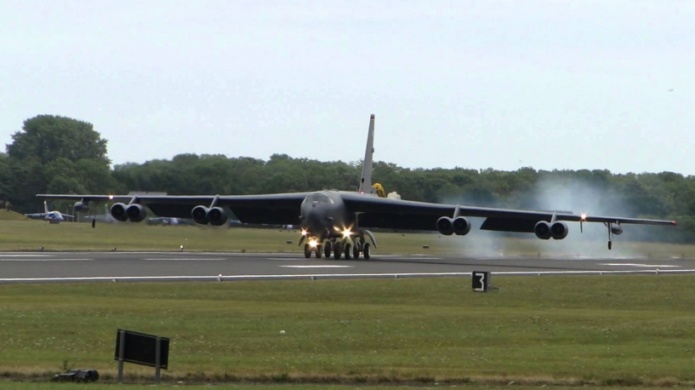 Un bombardero nuclear B-52 de EE.UU. pierde un motor en pleno vuelo