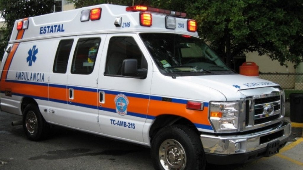  Dos personas resultan lesionadas al caer auto por un risco en Rinc&oacute;n 