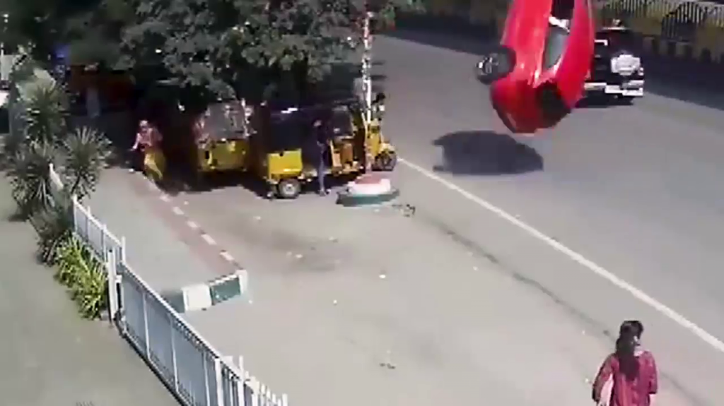  VIDEO: Momento en el que un carro fuera de control sale volando de un puente a una calle transitada 