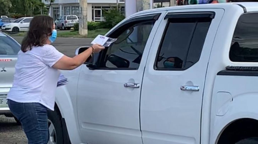  Representante entrega informaci&oacute;n sobre servicios para v&iacute;ctimas de violencia de g&eacute;nero 