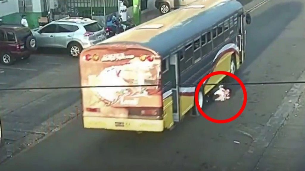  C&aacute;maras captan momento en que estudiante intenta abordar un autob&uacute;s y termina atropellado 
