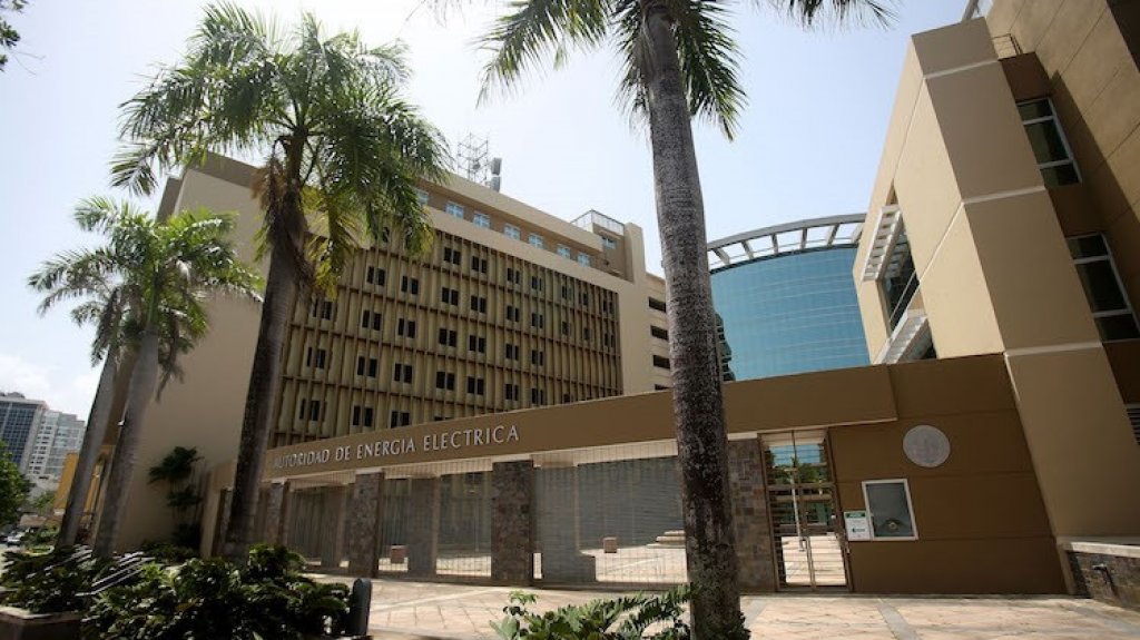  Cientos de personas protestan en rechazo al contrato con LUMA Energy frente a la sede central de la AEE 