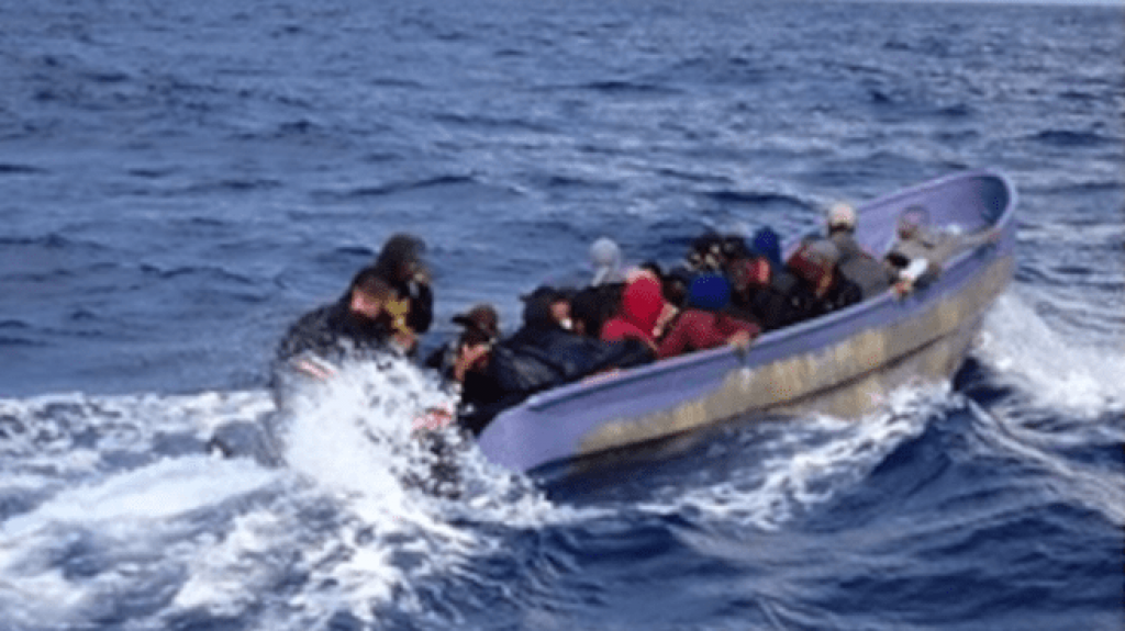  Devuelven a 29 migrantes a Rep&uacute;blica Dominicana por la Guardia Costera 