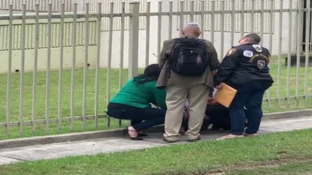  Impresionante video de una madre que llora afuera de Ciencias Forenses por que a&uacute;n no le entregan el cuerpo de su hijo 