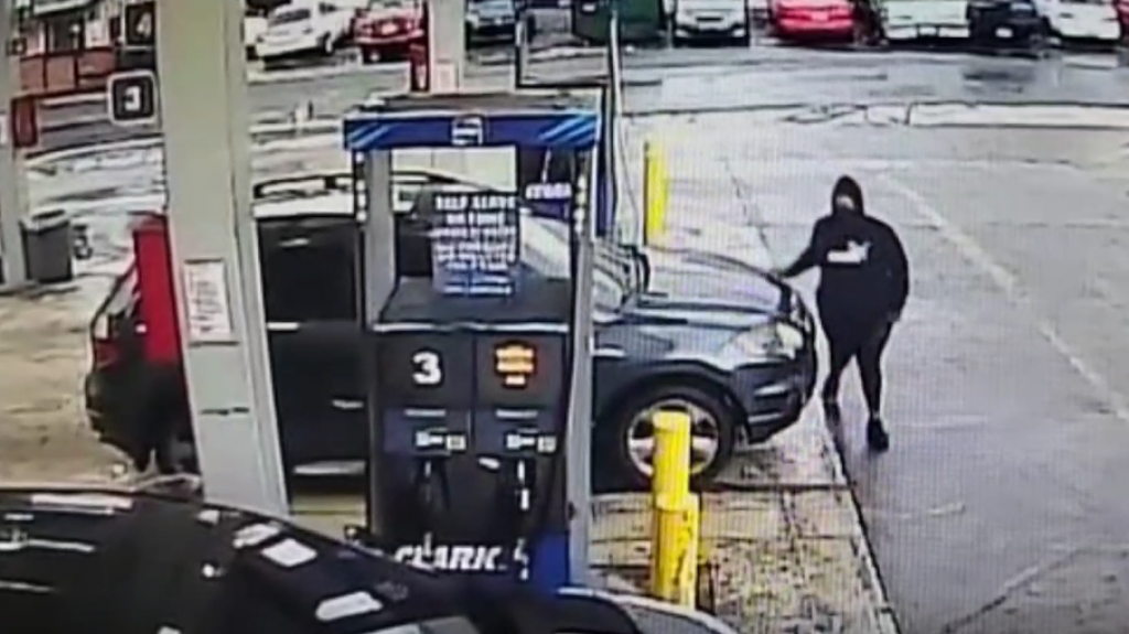  VIDEO: Se busca sospechosa de robo en predios de gasolinera en Cupey 