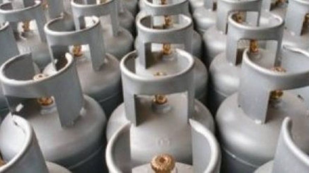  Se llevan m&aacute;s de 40 tanques de gas de un negocio en Pe&ntilde;uelas 
