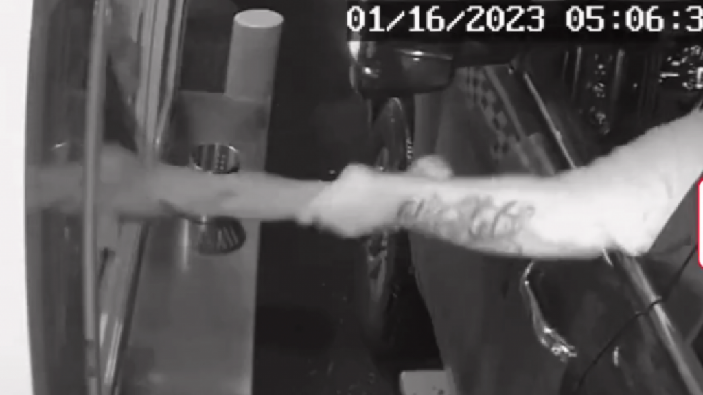  En video momento en que hombre intenta secuestrar a empleada de &ldquo;Fast Food&rdquo; por la ventanilla del Servi-carro 