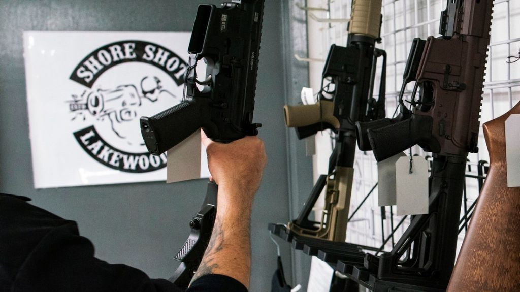  Las ventas de armas de fuego en EE.UU. a punto de batir nuevos r&eacute;cords en medio de la pandemia de covid-19 