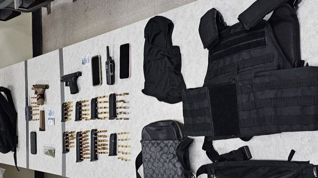  Arrestan a Dos J&oacute;venes en Manat&iacute; con Armas y Drogas Durante Patrullaje Preventivo 