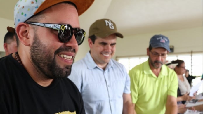 Gobernador se traslada a Moca junto a "Molusco" para entregar suministros