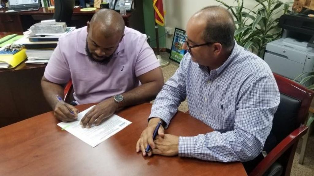  Secretario de Agricultura firma acuerdo para impulsar la fuerza laboral agr&iacute;cola 