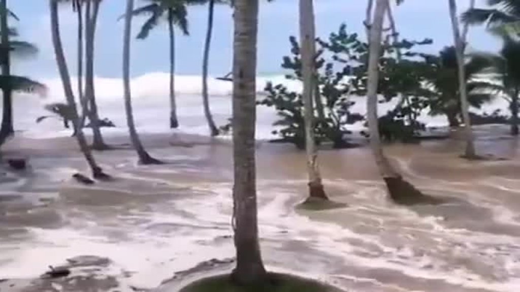  Video: El mar sorprende a turistas luego que olas entraran a la piscina de un hotel 