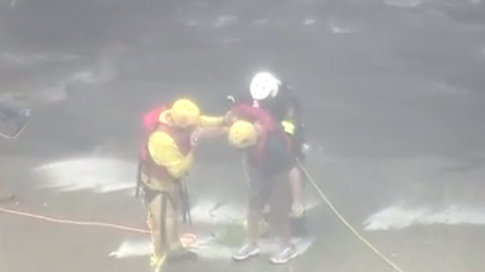 Bomberos en Los Ãngeles rescatan a tres personas y un perro atrapadas por la tormenta