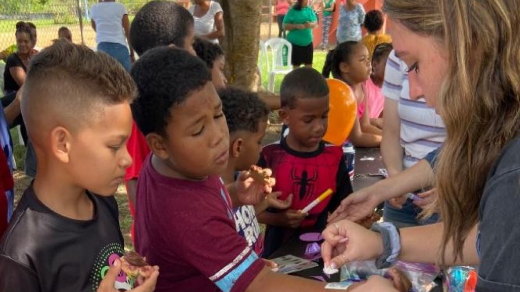  Alcaldesa de Lo&iacute;za recibe a j&oacute;venes jud&iacute;os de EEUU que realizan labor comunitaria 